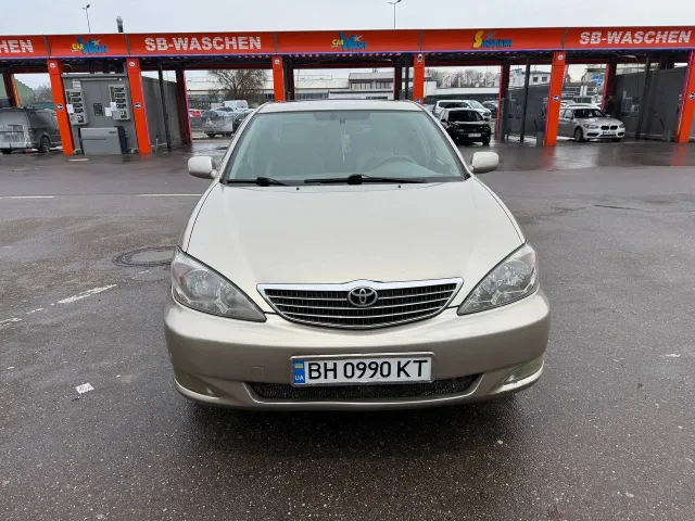 Toyota Camry - фото 1