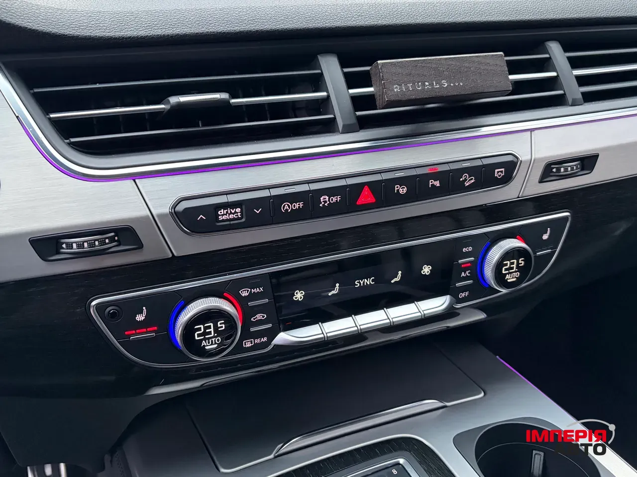 Audi Q7 - фото 32