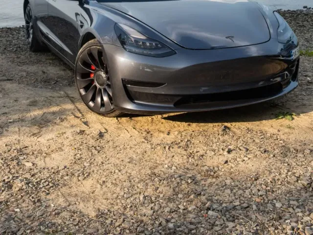 Tesla Model 3 - фото 1
