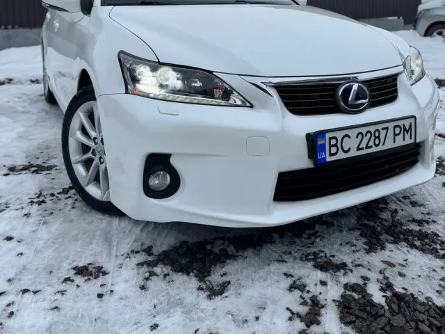 Lexus CT - фото 1