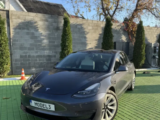 Tesla Model 3 - фото 1