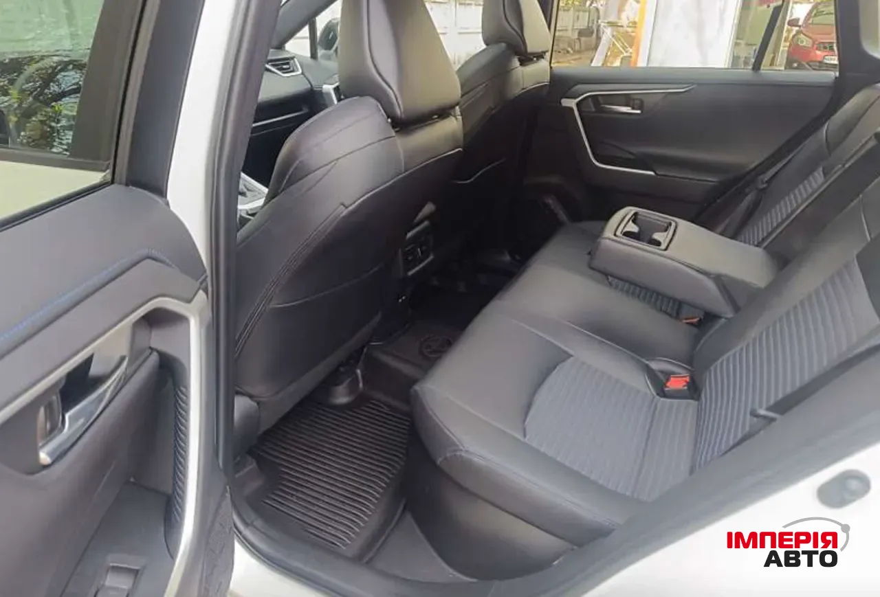 Toyota RAV4 - фото 8