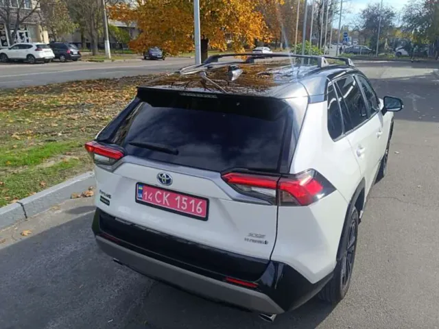 Toyota RAV4 - фото 4