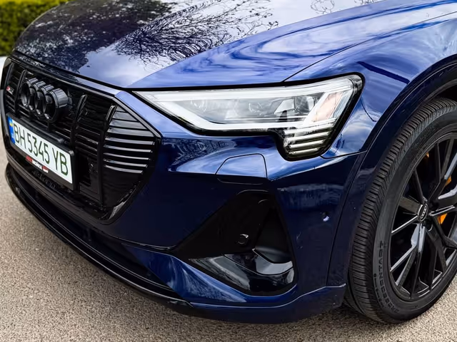 Audi e-tron - фото 5