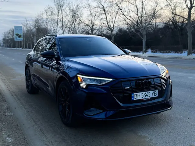 Audi e-tron - фото 1
