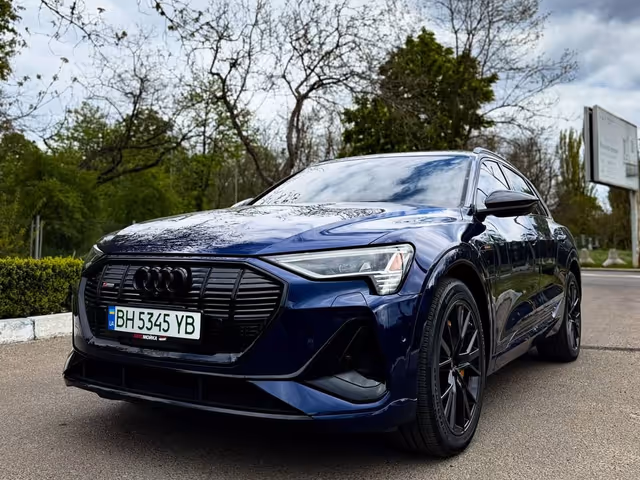 Audi e-tron - фото 2