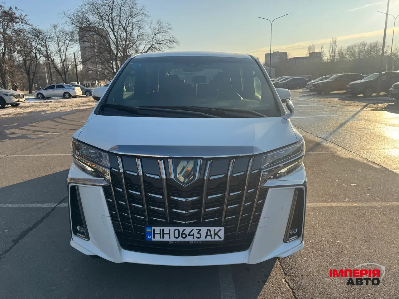 Toyota Alphard - фото 2