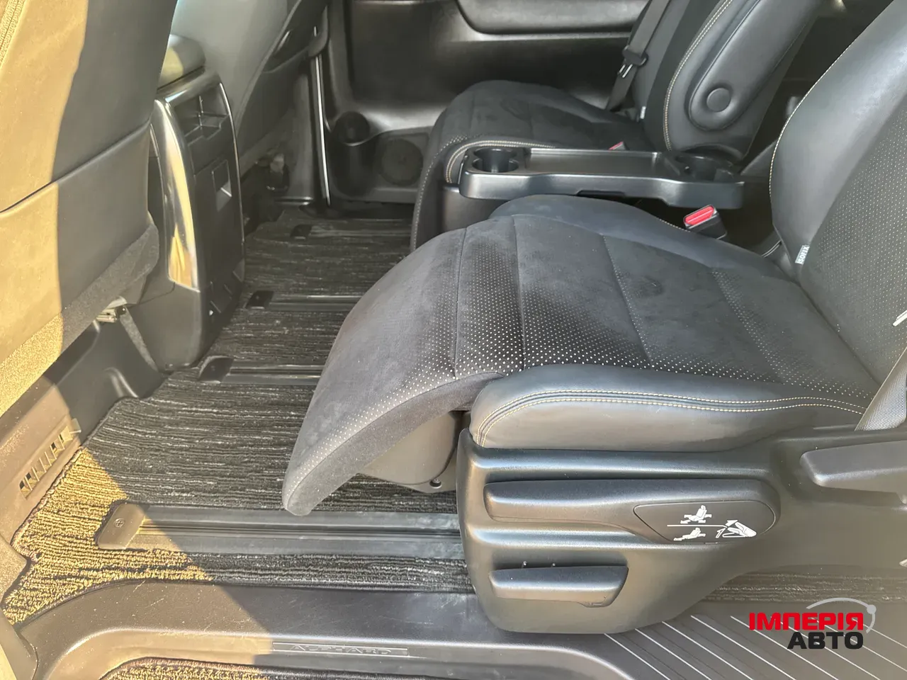 Toyota Alphard - фото 10