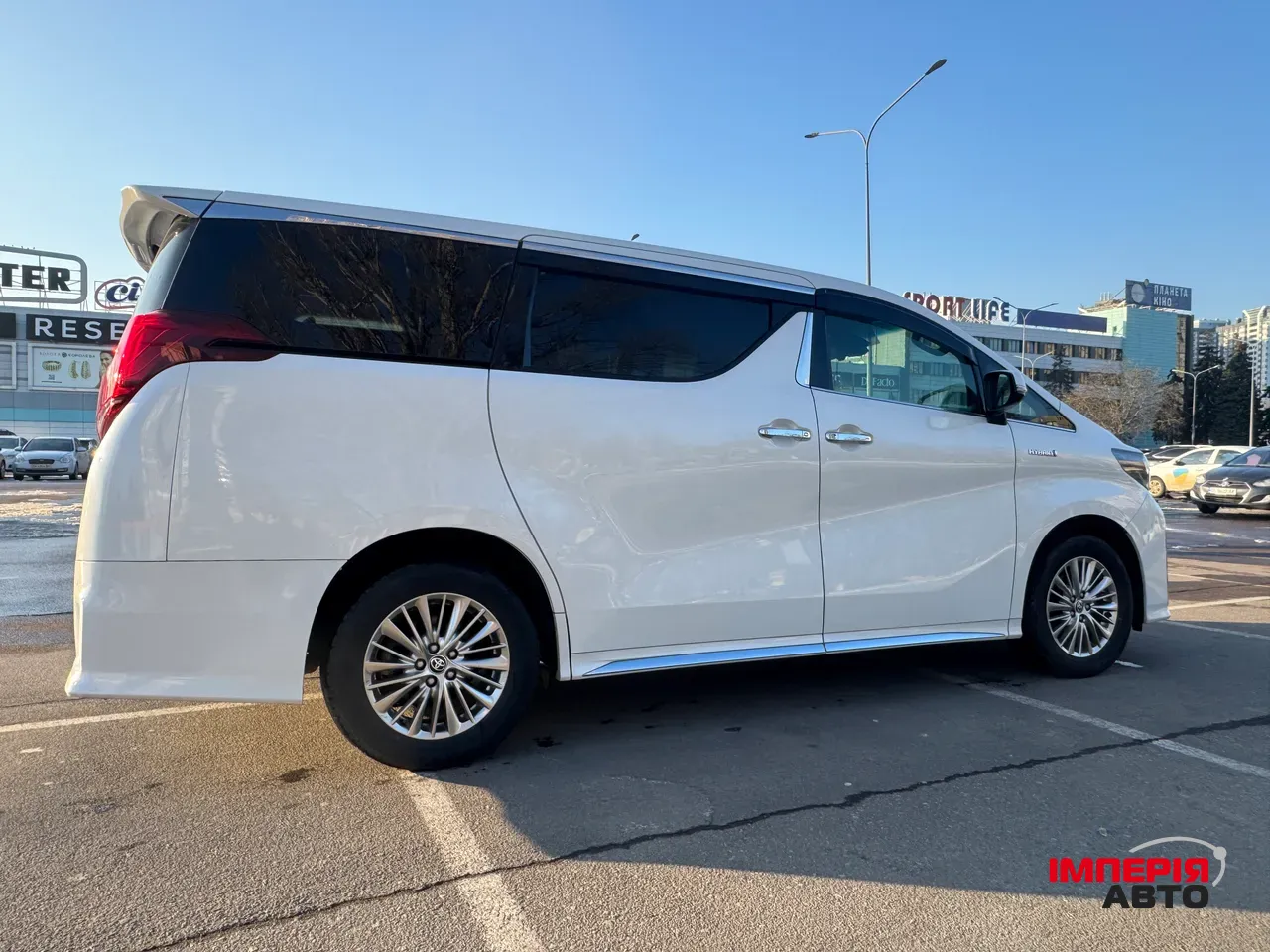 Toyota Alphard - фото 3