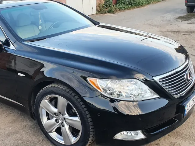 Lexus LS - фото 1
