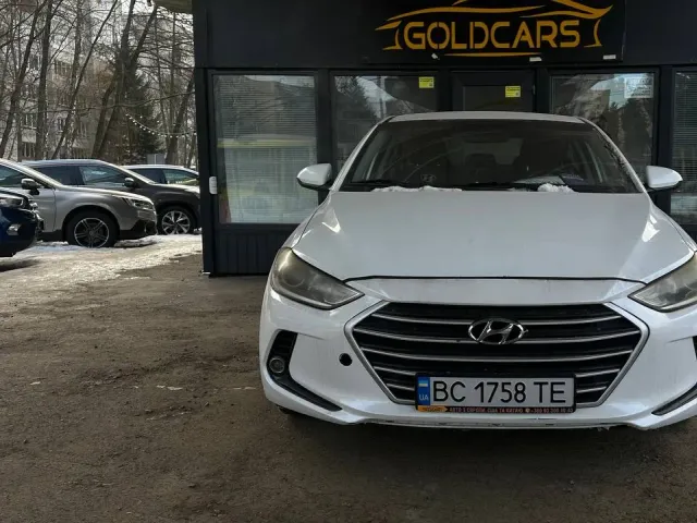 Hyundai Elantra - фото 1