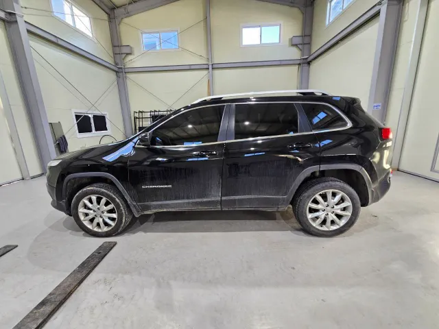 Jeep Cherokee - фото 3