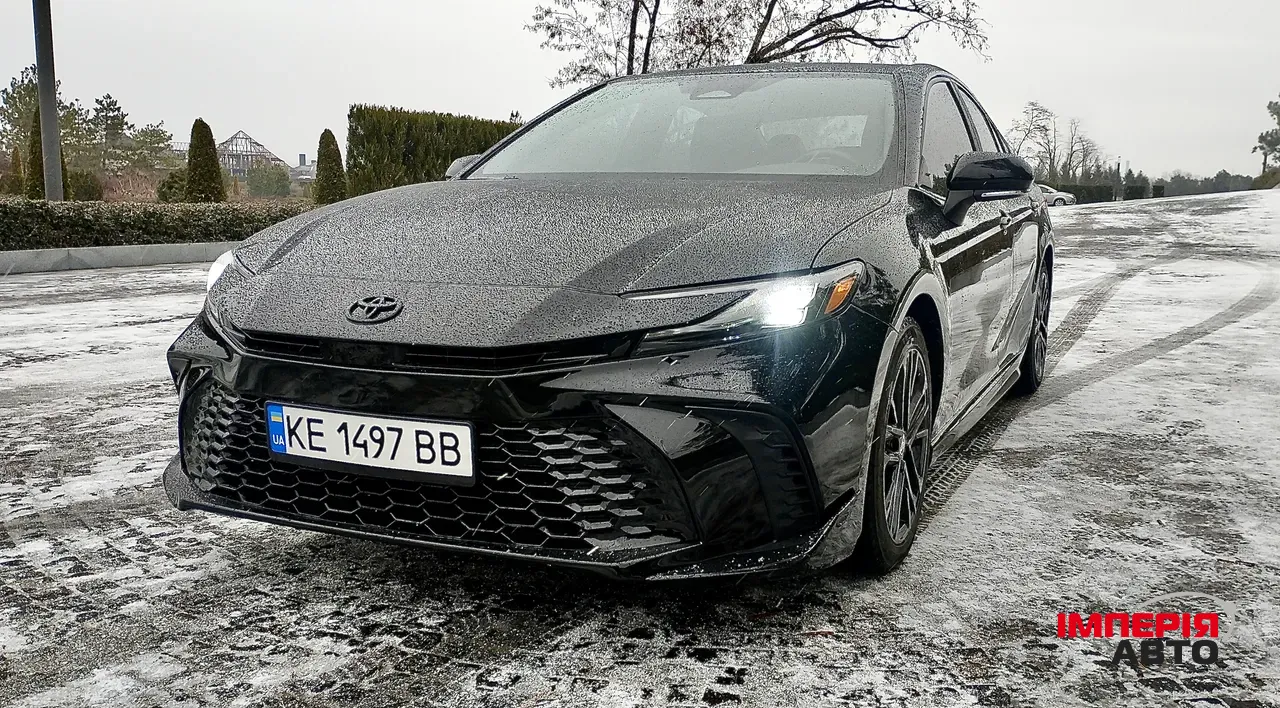 Toyota Camry - фото 1