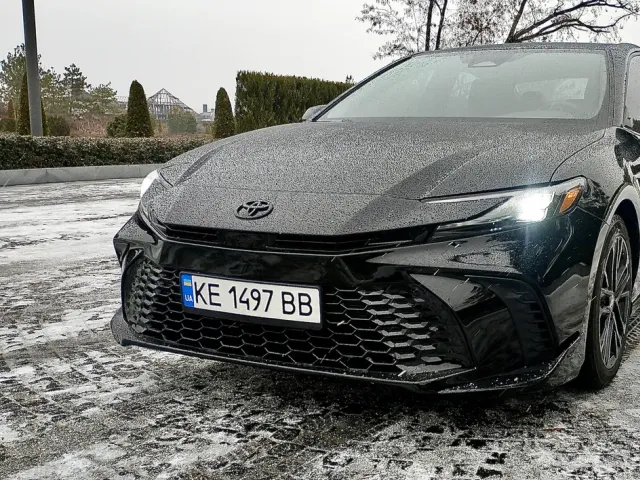 Toyota Camry - фото 1