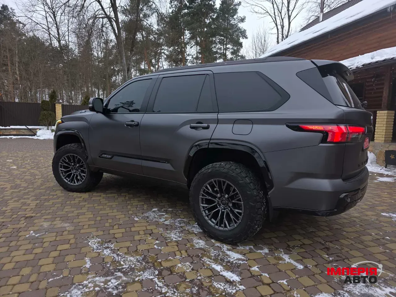 Toyota Sequoia - фото 2