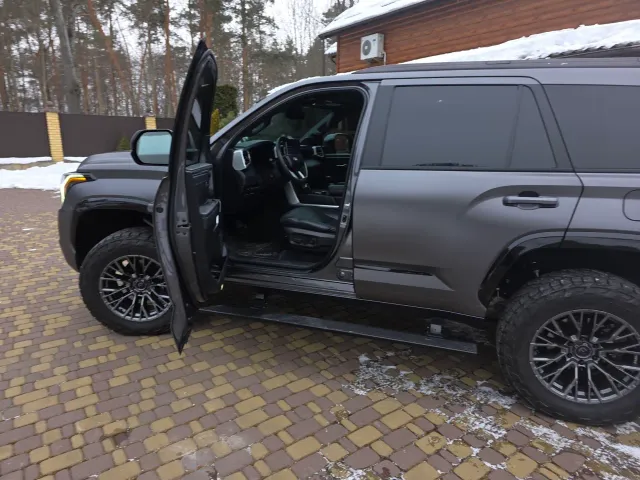 Toyota Sequoia - фото 5