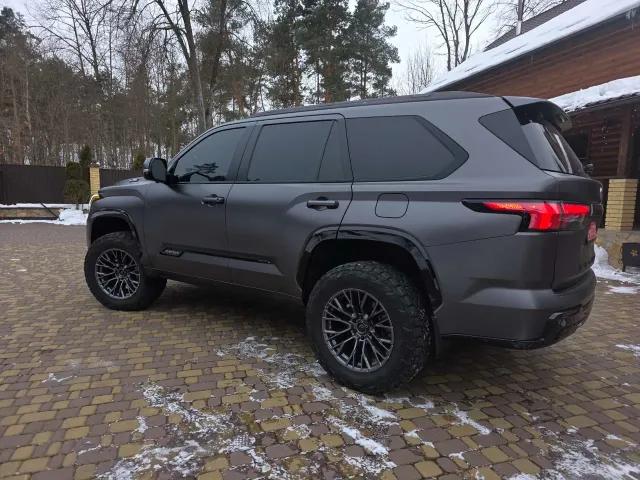 Toyota Sequoia - фото 2