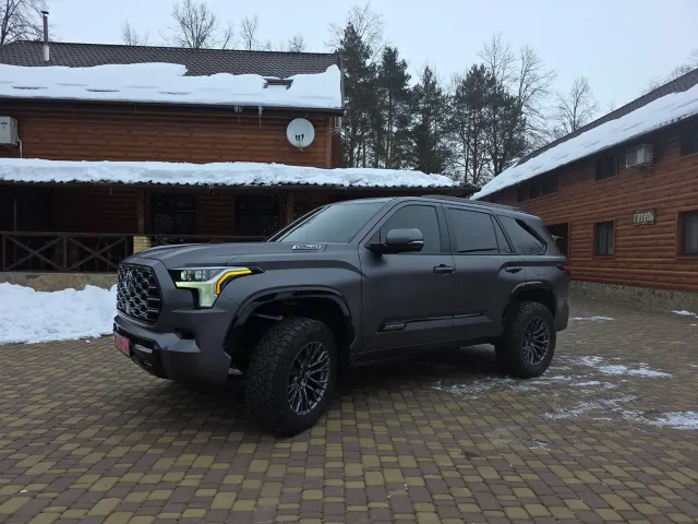 Toyota Sequoia - фото 1