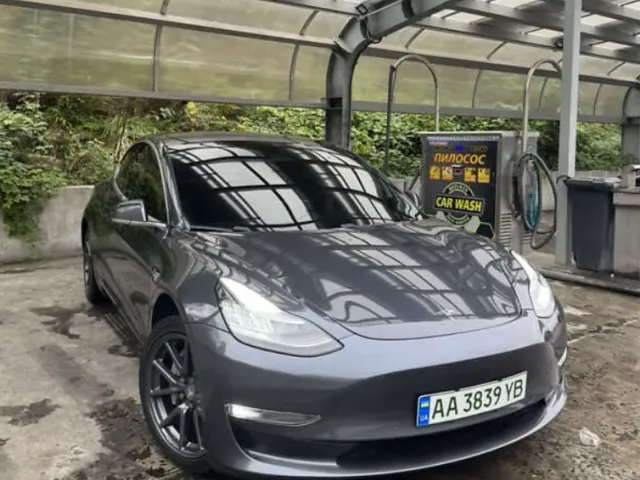 Tesla Model 3 - фото 1
