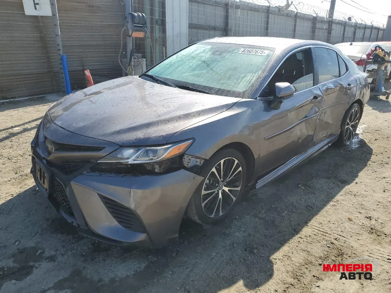 Toyota Camry - фото 1