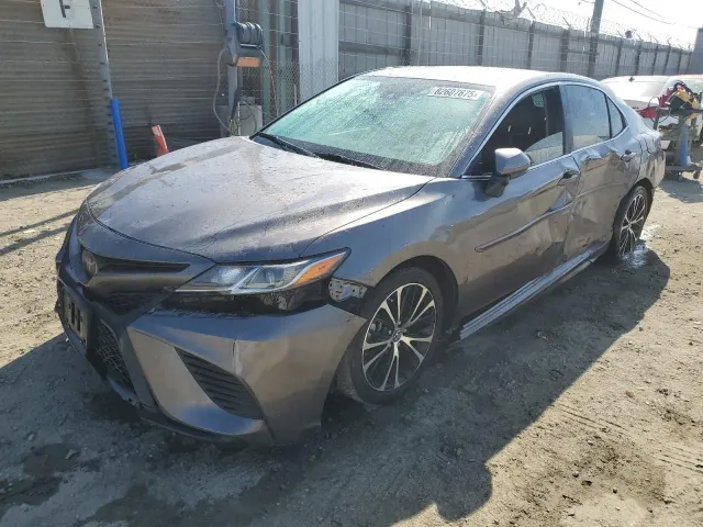 Toyota Camry - фото 1