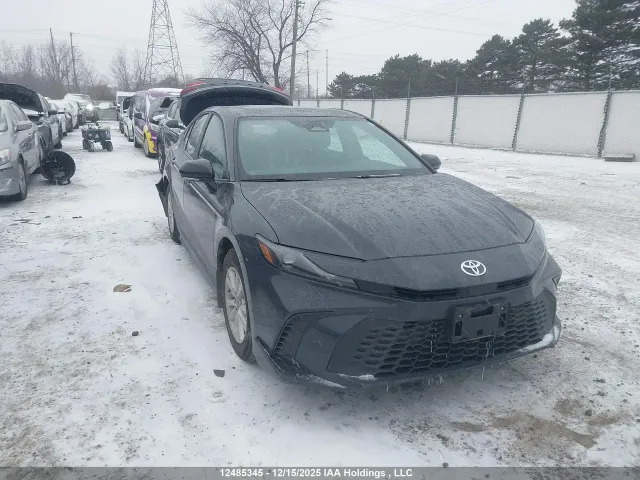Toyota Camry - фото 1