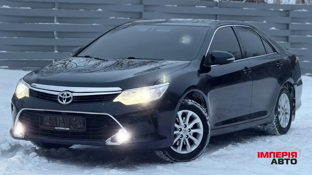 Toyota Camry - фото 1