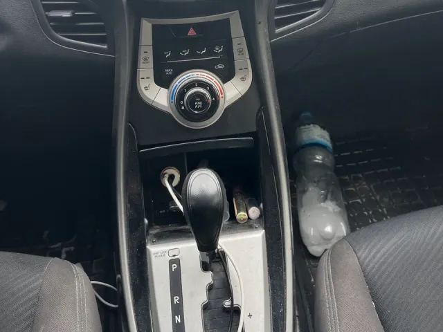 Hyundai Elantra - фото 4