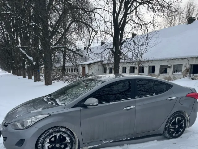 Hyundai Elantra - фото 1