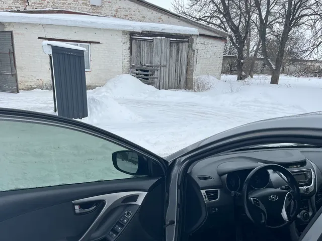 Hyundai Elantra - фото 3