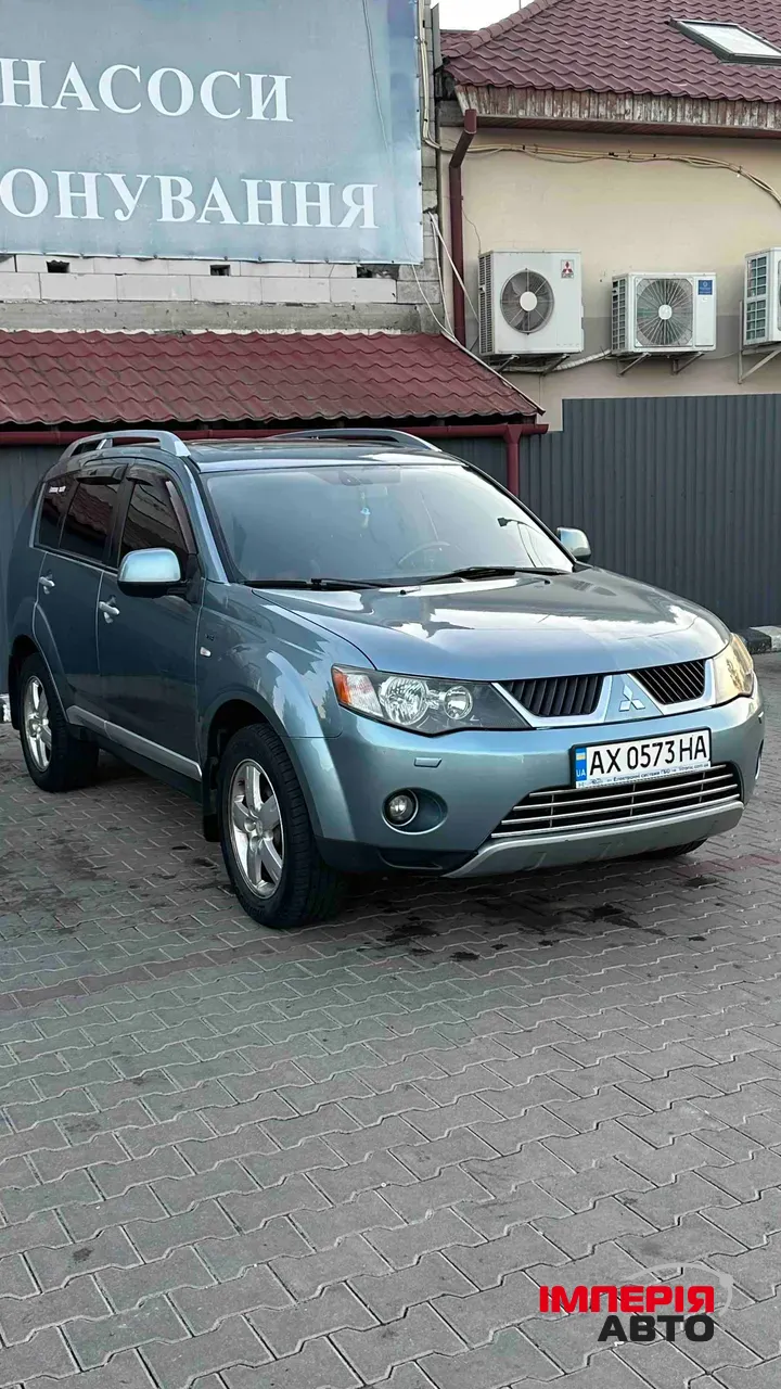 Mitsubishi Outlander - фото 1