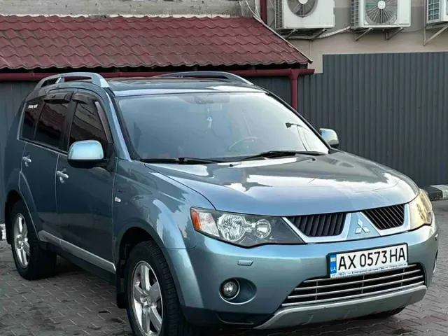 Mitsubishi Outlander - фото 1