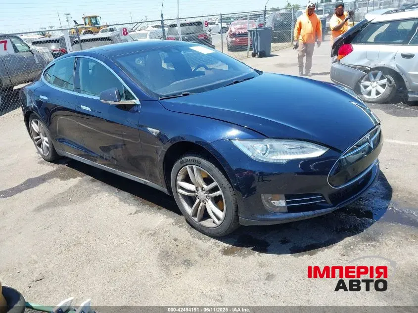 Tesla Model S - фото 1