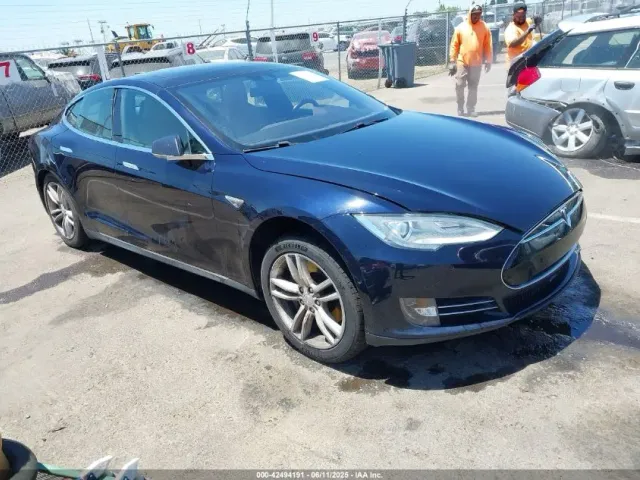 Tesla Model S - фото 1