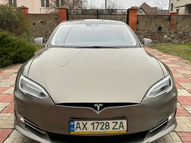 Tesla Model S - фото 1