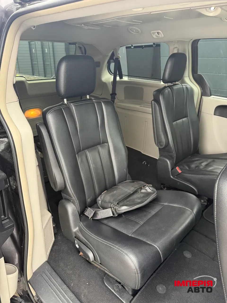 Chrysler Town & Country - фото 9