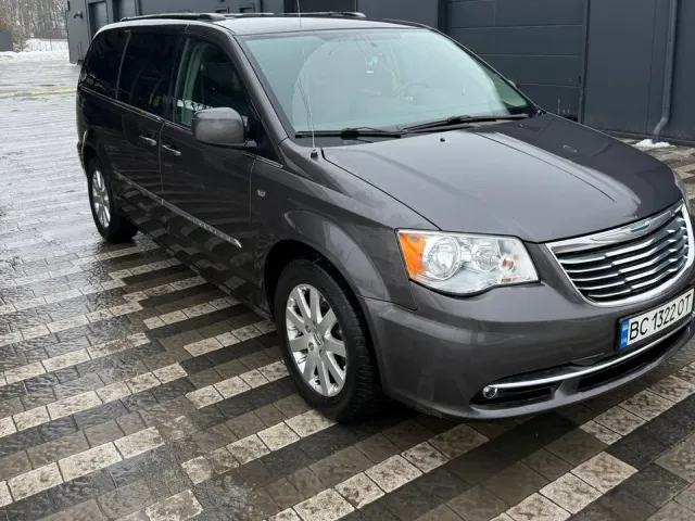 Chrysler Town & Country - фото 3