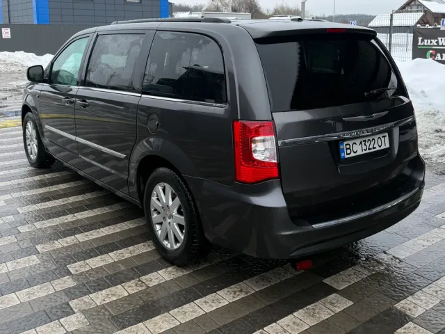 Chrysler Town & Country - фото 5