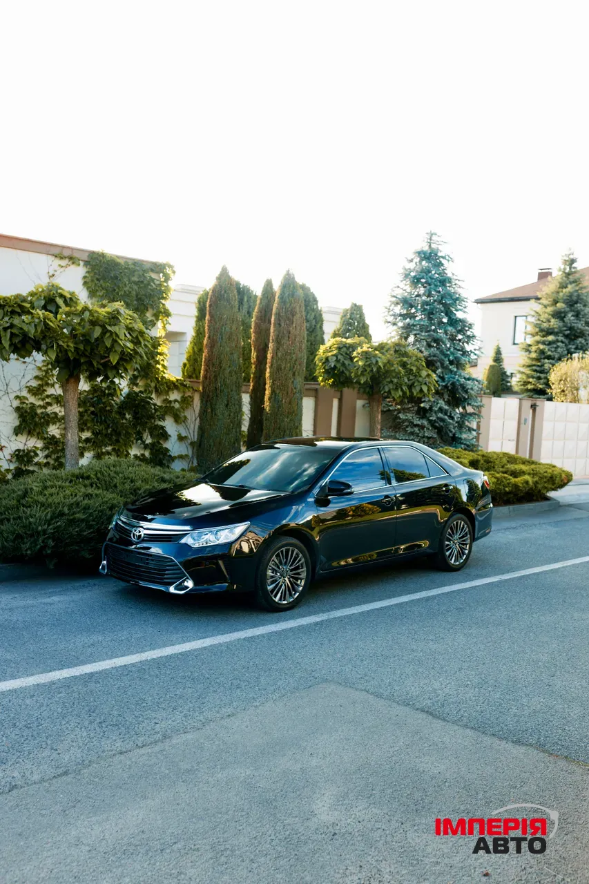 Toyota Camry - фото 1