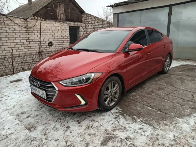Hyundai Elantra - фото 1