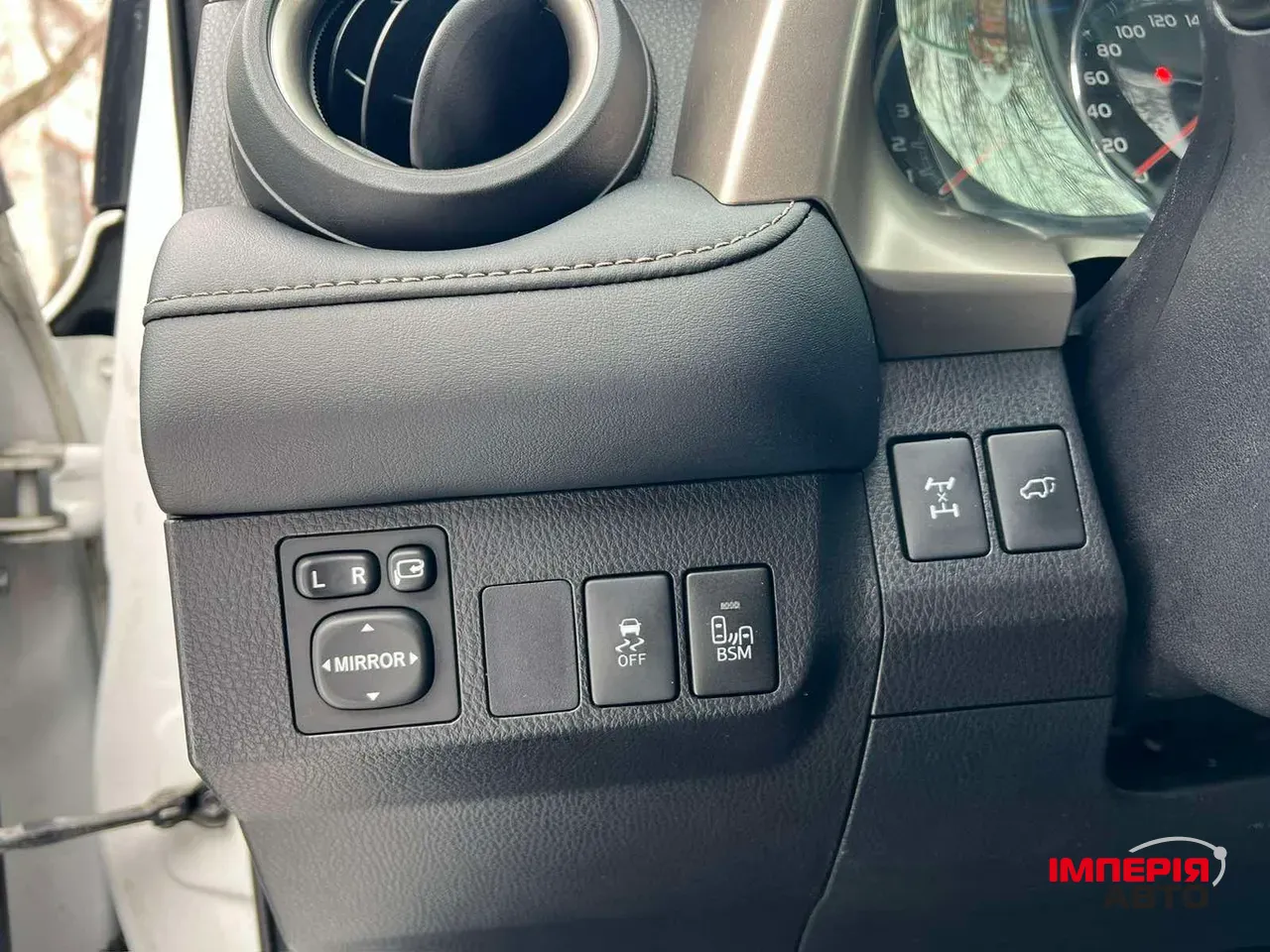 Toyota RAV4 - фото 12