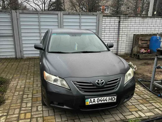 Toyota Camry - фото 1
