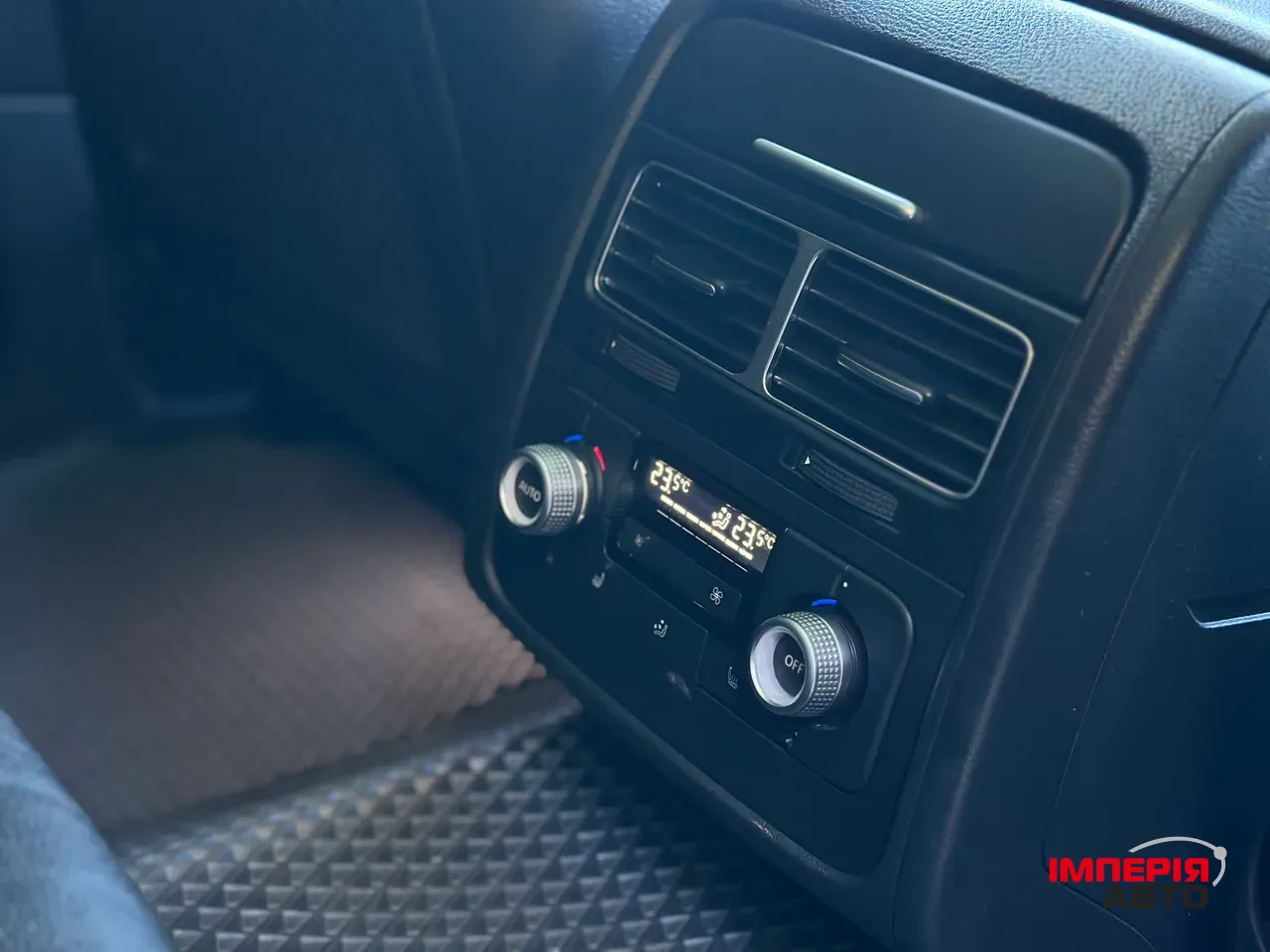 Volkswagen Touareg - фото 10