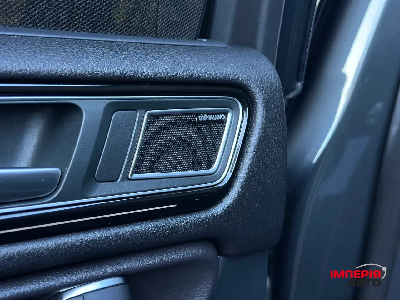 Volkswagen Touareg - фото 12