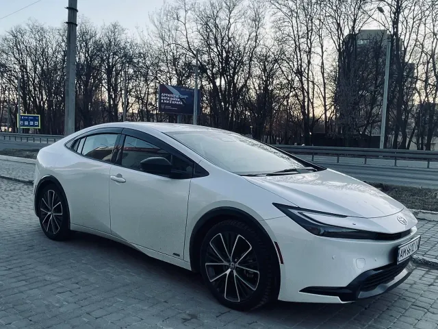 Toyota Prius - фото 1