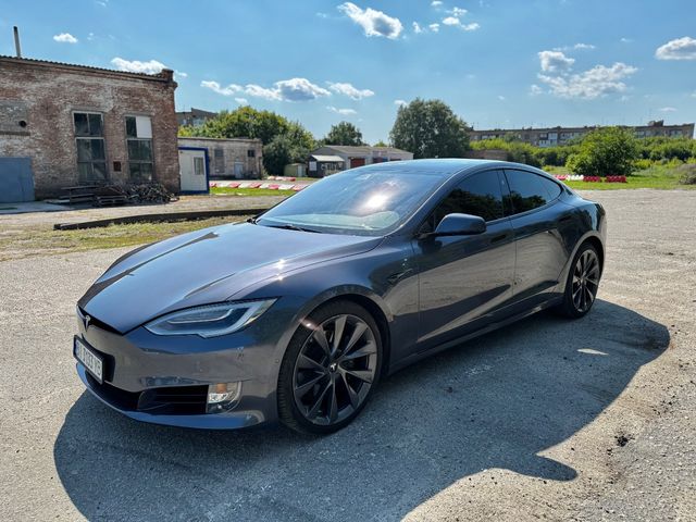 Tesla Model S - фото 1