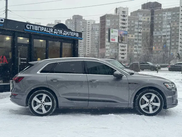 Audi e-tron - фото 5