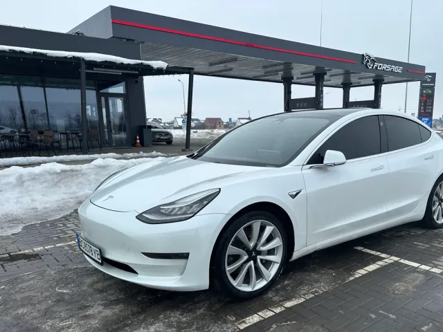Tesla Model 3 - фото 1