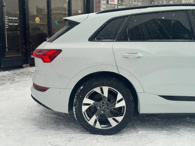 Audi e-tron - фото 5