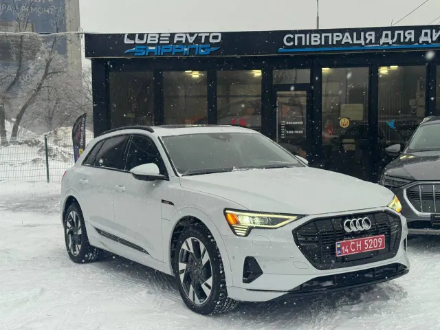 Audi e-tron - фото 1
